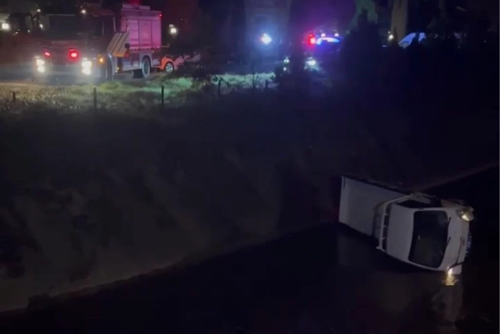 Düzce’de kamyonet su kanalına devrildi!
