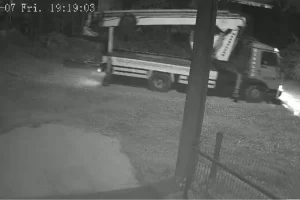 Düzce’de mobil vinç telefon direğini kırıp olay yerinden uzaklaştı