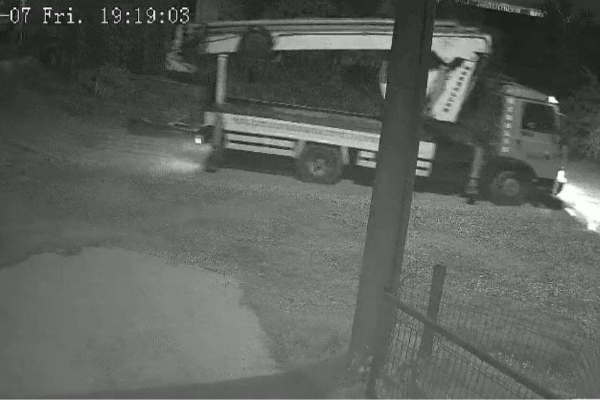 Düzce’de mobil vinç telefon direğini kırıp olay yerinden uzaklaştı