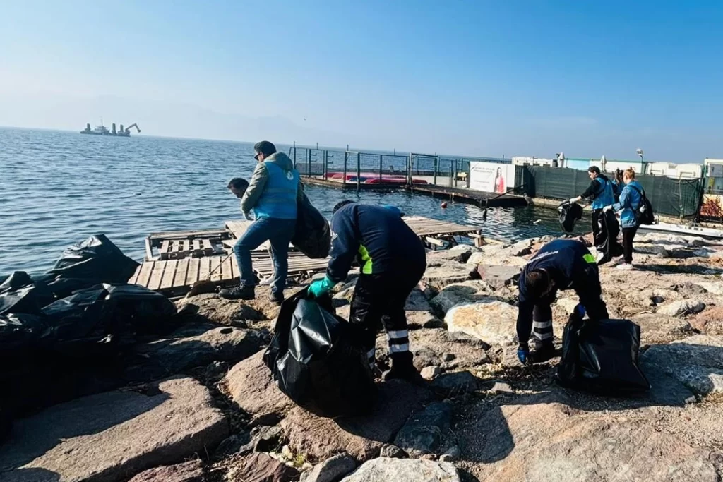 İzmir’de doğaseverler Karşıyaka’da kıyı temizliği yaptı