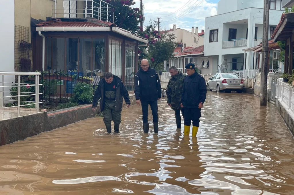 İzmir Foça’da sel! Selden etkilenen bölgelere Kaymakam Aydın’dan inceleme