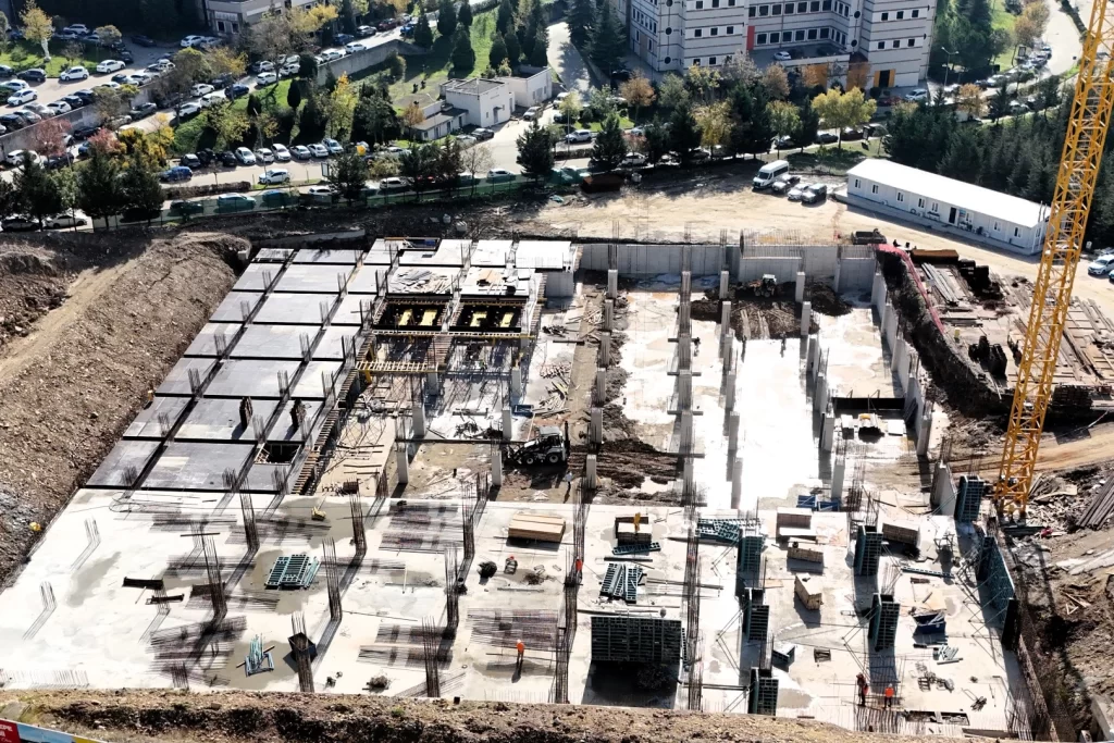 Kocaeli Umuttepe Kampüsü’nde camii ve otopark inşaatı yükseliyor