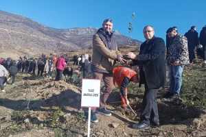 Bursa Gürsu’da ‘Türkiye Yüzyılı Maarif Modeli’ ışığında fidanlar toprakla buluştu