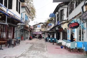 Bursa Osmangazi’de Tarihi Arap Şükrü Sokağı ‘kaçak’lardan arındırıldı