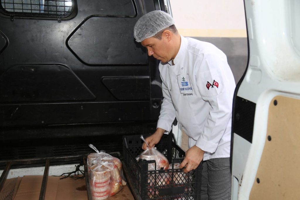 EDREMİT BELEDİYESİ AŞEVİYLE GÖNÜLLERİ ISITIYOR