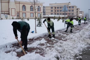 Ankara Keçiören’de kar küreme ve tuzlama seferberliği