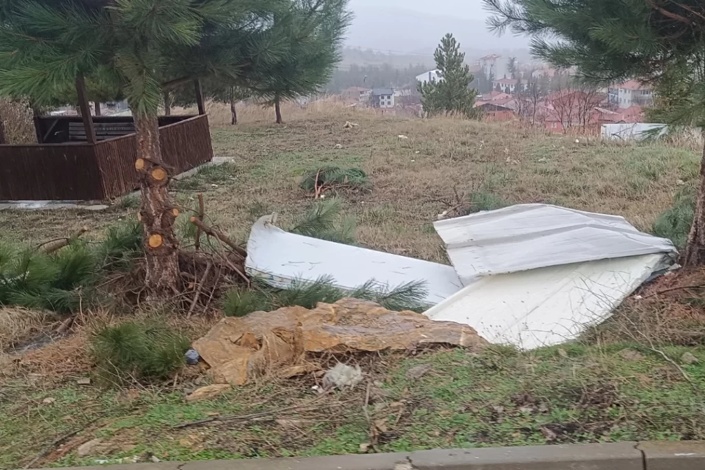 Bilecik Pazaryeri fırtınaya teslim oldu