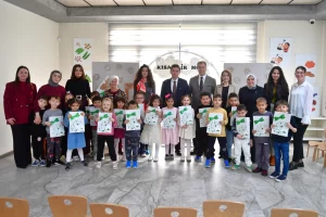 Çocukların karnelerini Başkan Erkan Aydın verdi