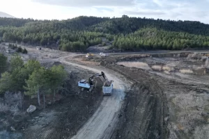 Çorum’da Çomar Barajı çevresinde yol genişletme çalışmaları sürüyor