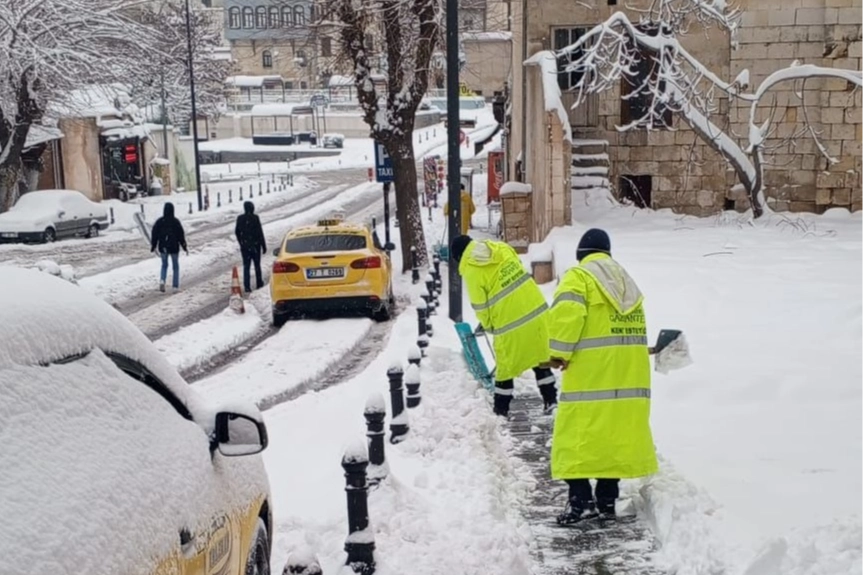 Gaziantep karla mücadelede yaya güvenliğini aksatmıyor