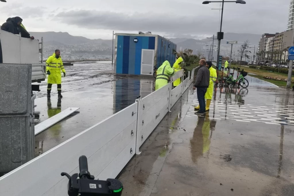 İzmir’de fırtına duvarı Kordon’a set oldu!