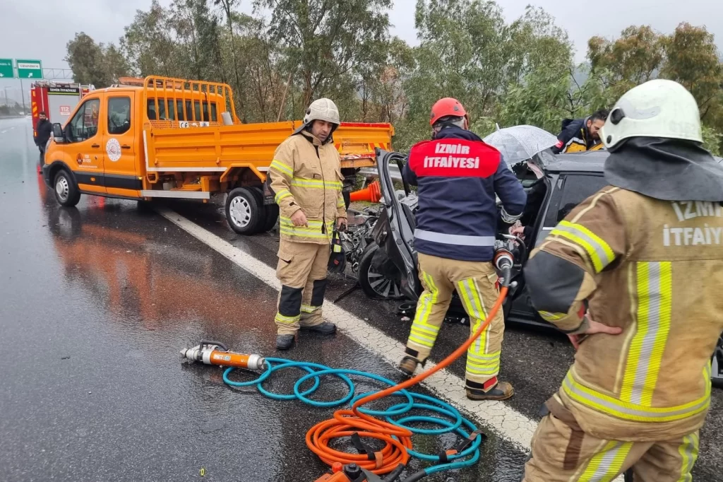 İzmir’de zincirleme trafik kazasına itfaiyeden hızlı müdahale