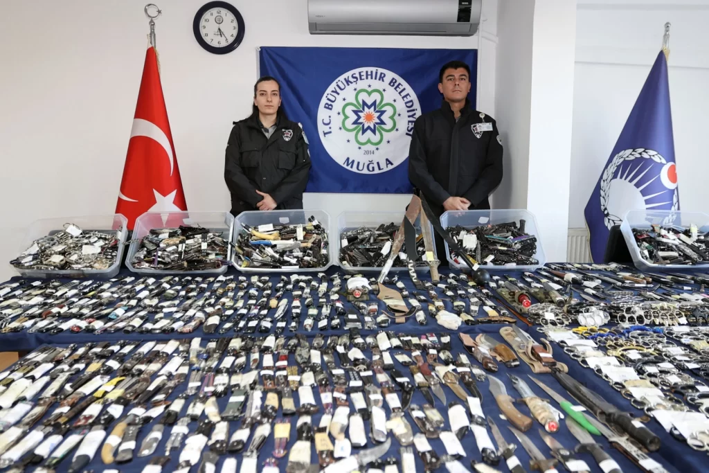 Muğla otogarlarında sıkı güvenlik… 2 bin 520 kesici alet ele geçirildi