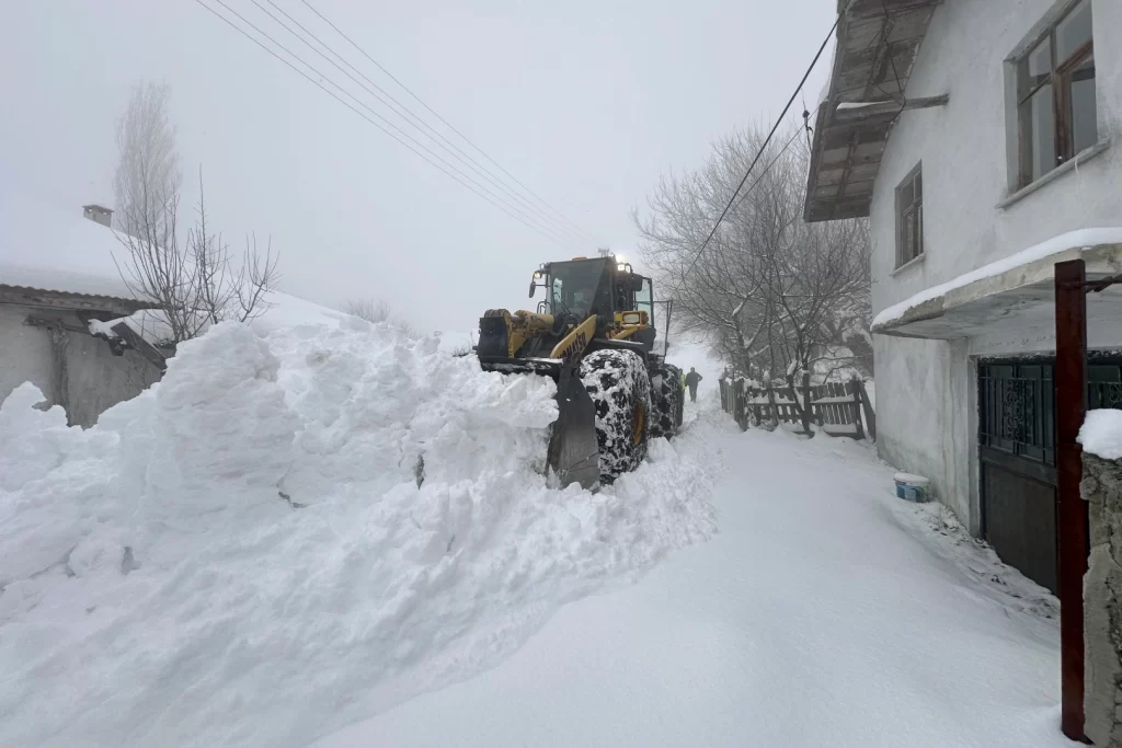 Sakarya’da 100 kişilik timle karla mücadelede son durum