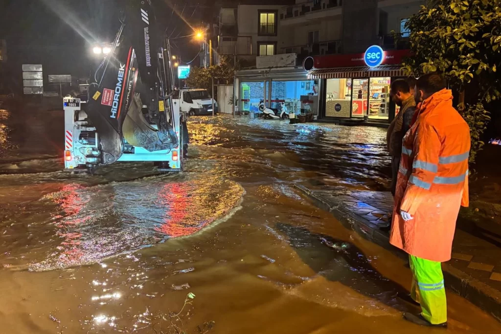 Muğla Milas’ta ekipler yoğun yağış ve fırtına nedeniyle 7/24 görev başındaydı