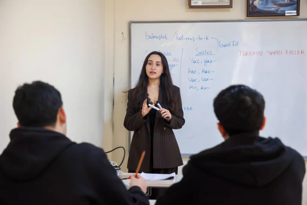 Antalya’da  gençlere eğitim desteği sürüyor