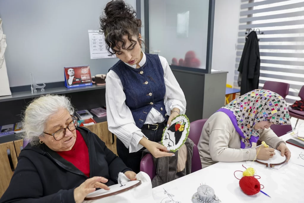 Antalya’da kadınlar el sanatlarını yaşatıyor