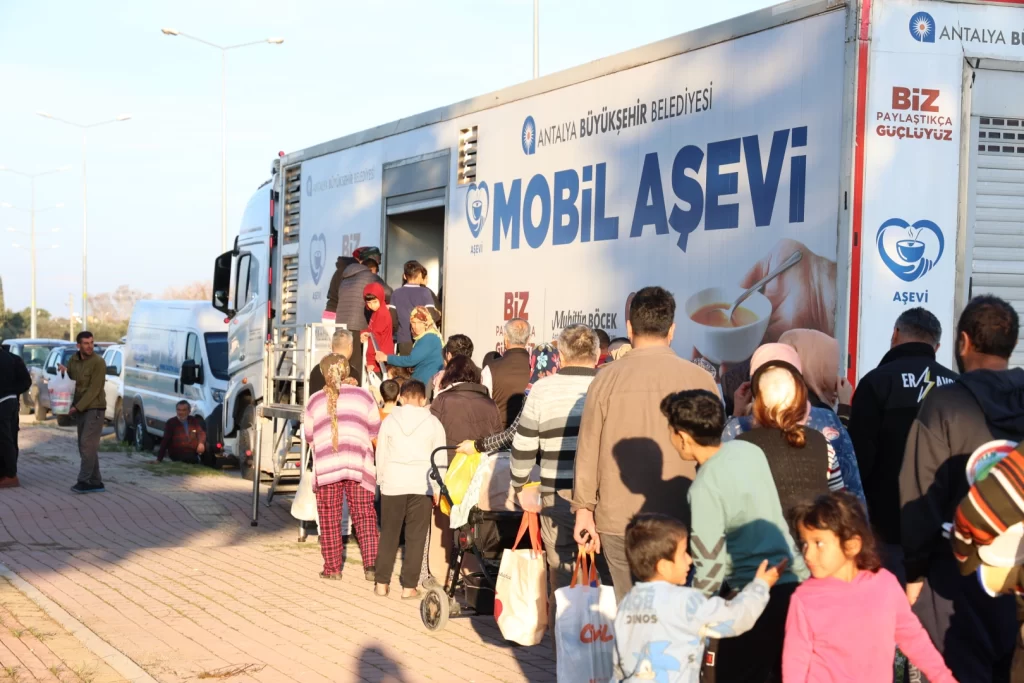 Antalya’da ‘Mobil Aşevi’ mahalle mahalle dolaşıyor