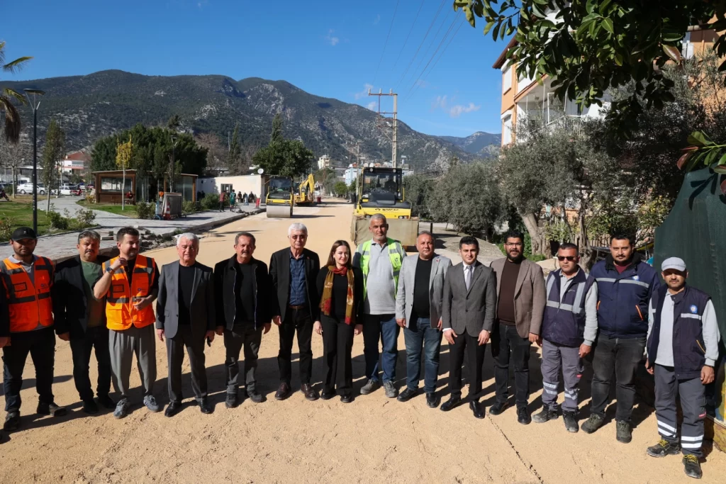 Antalya’da sıcak asfalt çalışmaları devam ediyor