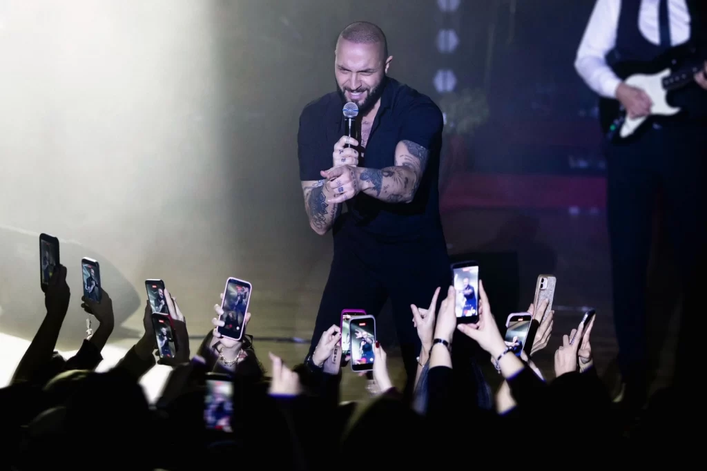 Berkay’dan sahnedeyken duygusal veda