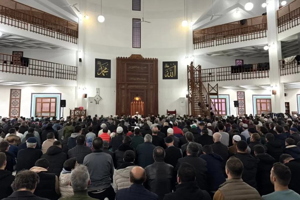 Bursa İnegöl’de ilk teravih gecesi manevi atmosferle yaşandı