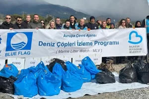 Deniz Çöpleri İzleme Programı’nda Balıkesir Altınkum’da temizlik