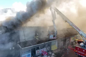 İzmir Buca’daki işyeri yangını kontrol altına alındı