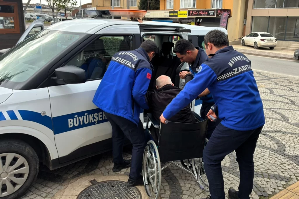 Kocaeli Zabıtası’nın şefkat eli vatandaşın üzerinde