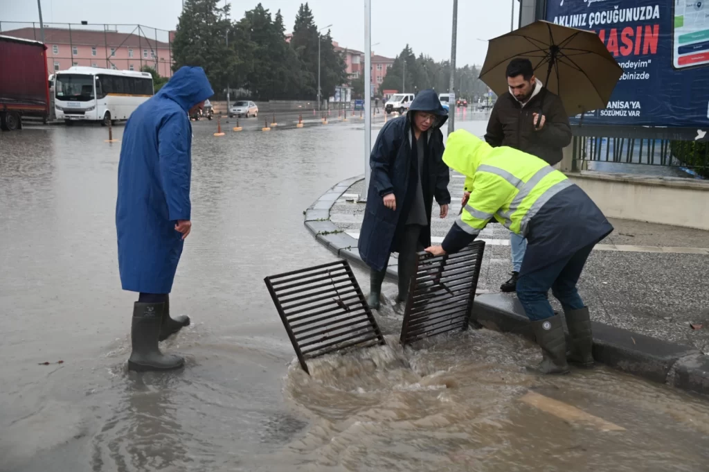 Manisa’da MASKİ ekipleri sağanak dolayısıyla sahada