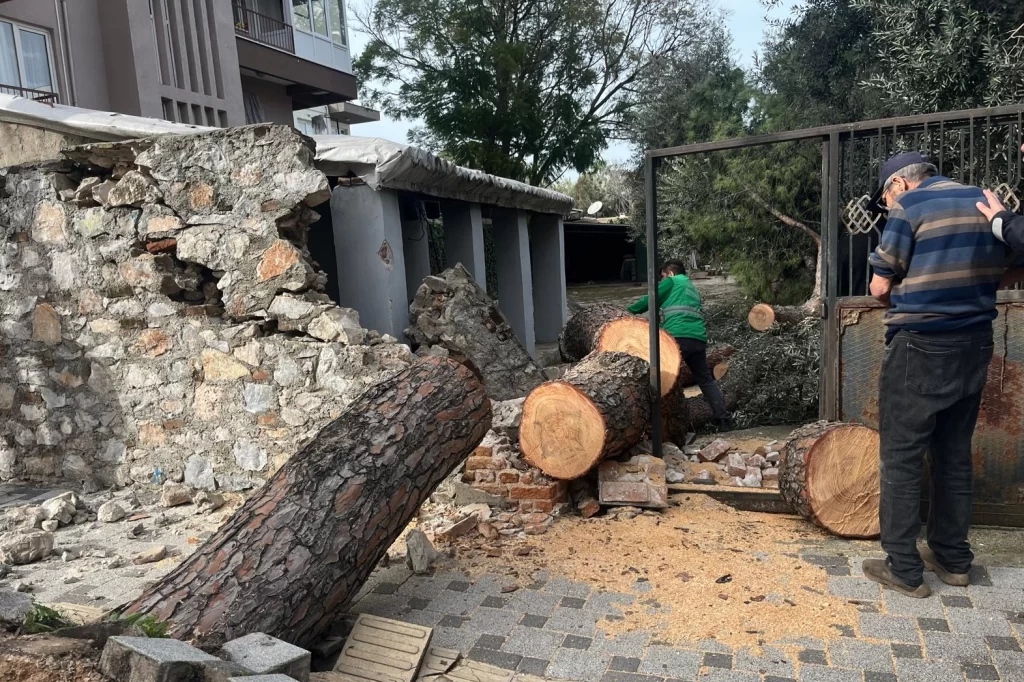 Muğla Milas’ta şiddetli fırtına sonrası anında müdahale