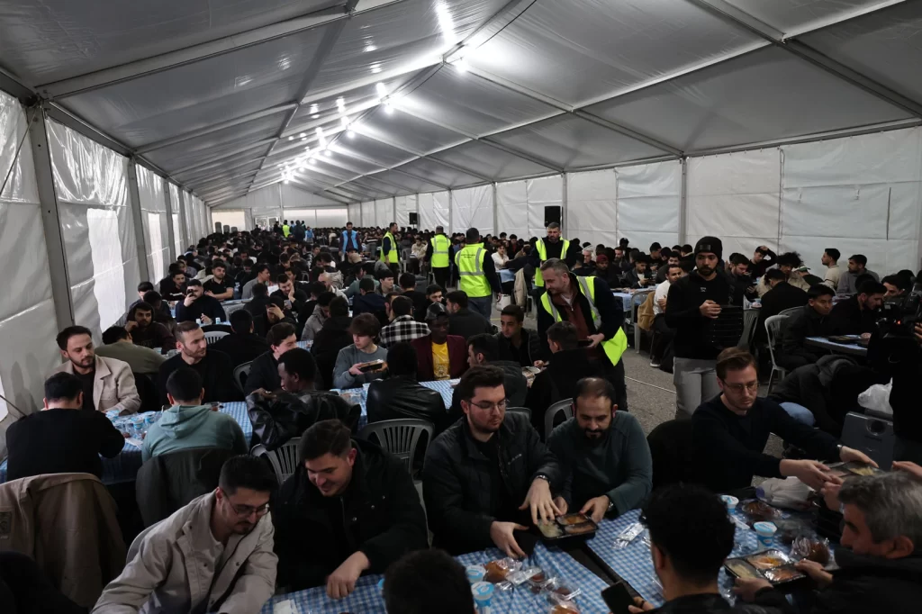 Sakarya’da farklı renk ve coğrafyadan binler birlikte oruç açıyor