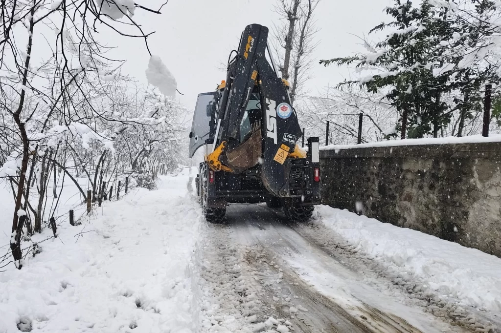 Trabzon’da Büyükşehir ekipleri kar yağışına karşı sahada