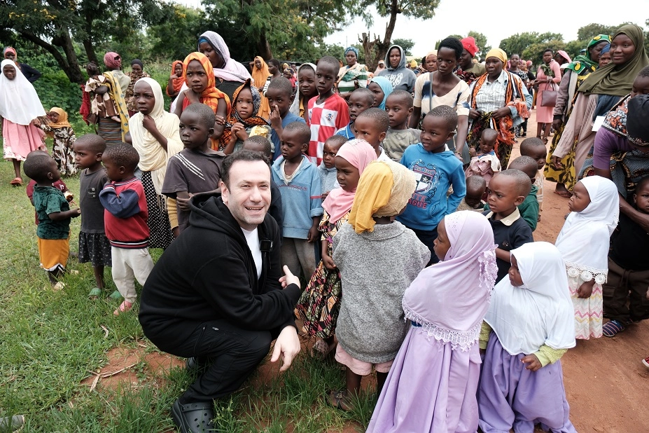 Ünlü iletişimci Özgür Aras’tan Afrika’ya umut taşıyan yolculuk