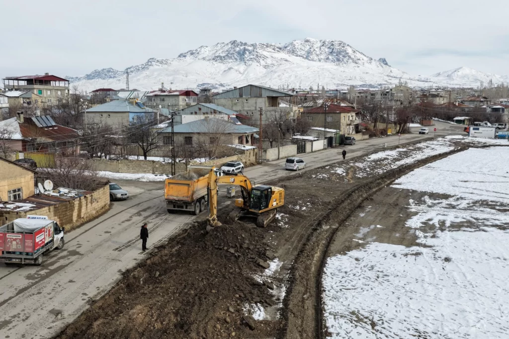 Van’da yollar genişliyor