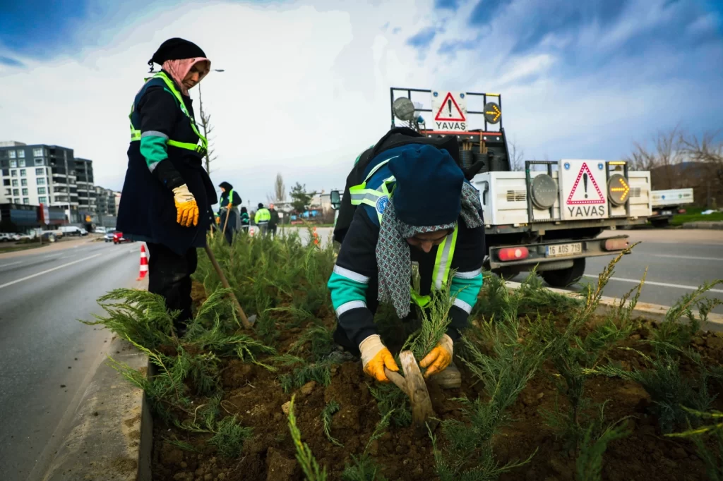 Bursa Büyükşehir’den cadde ve bulvarlara estetik dokunuş