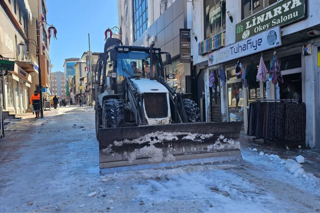 Ağrı’da karla mücadele sürüyor