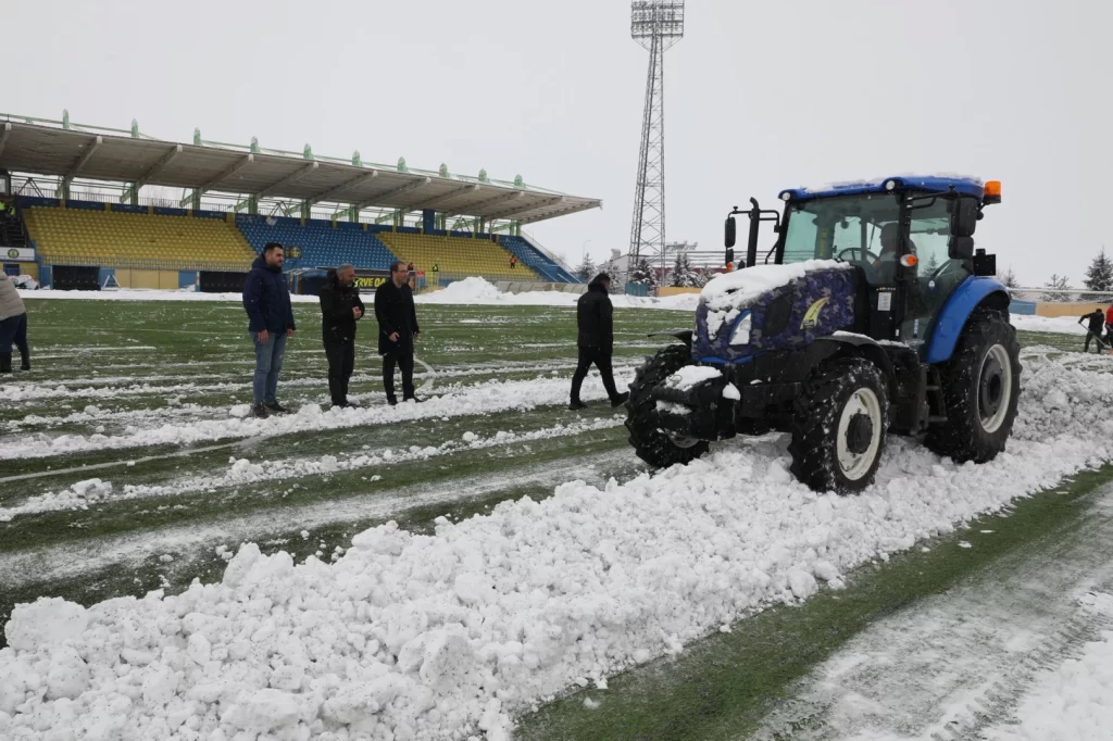 Ağrı’da müdür traktörle sahaya indi