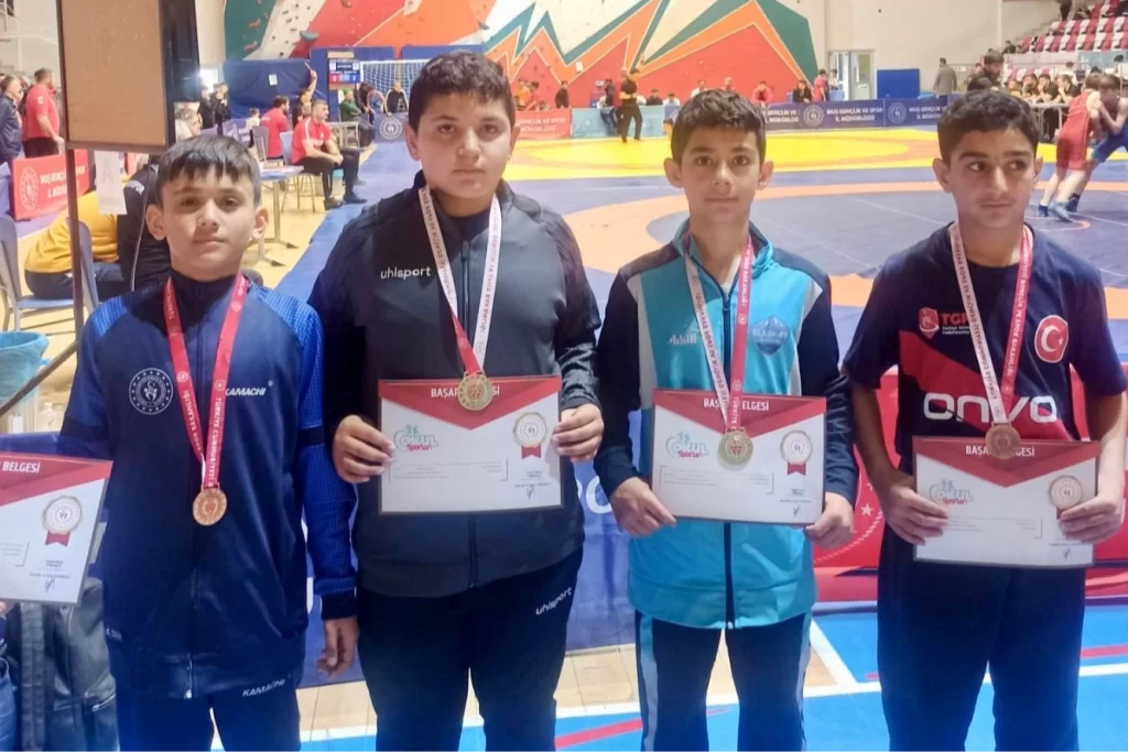 Ağrılı genç güreşçiler Muş’ta zirve yaptı