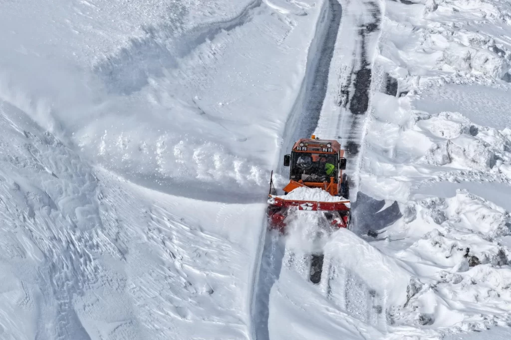 Bahar Van’a gelemedi! Karla mücadele sürüyor