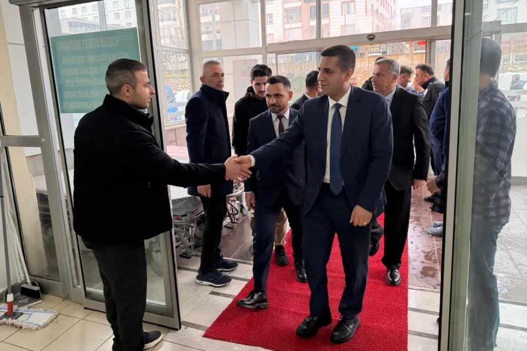 Batman Kozluk’ta bayramda sağlık çalışanlarına ve hastalara ziyaret