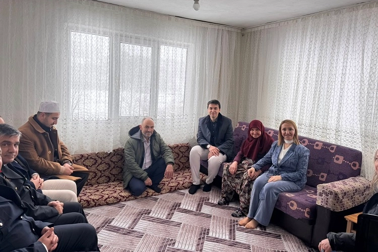 Bilecik Pazaryeri’nde Refiye Anne’ye bayram ziyareti