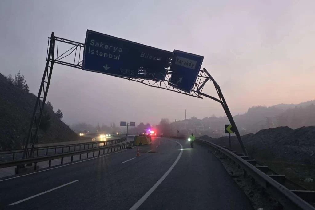 Bilecik Pazaryeri’nde trafikte dikkatsizlik! Açılan damper tabelayı devirdi