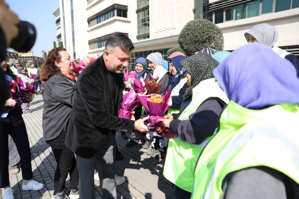 Bursa Büyükşehir’den kadınlar çiçek jesti