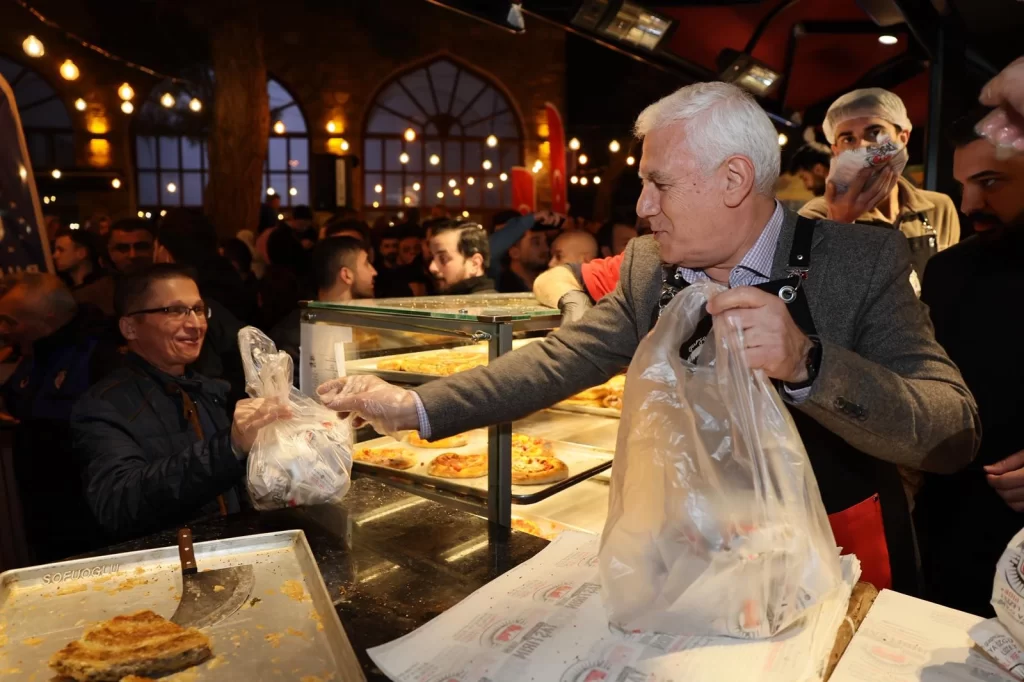 Bursa’da tahanlı pide ve çaylar Başkan Bozbey’den