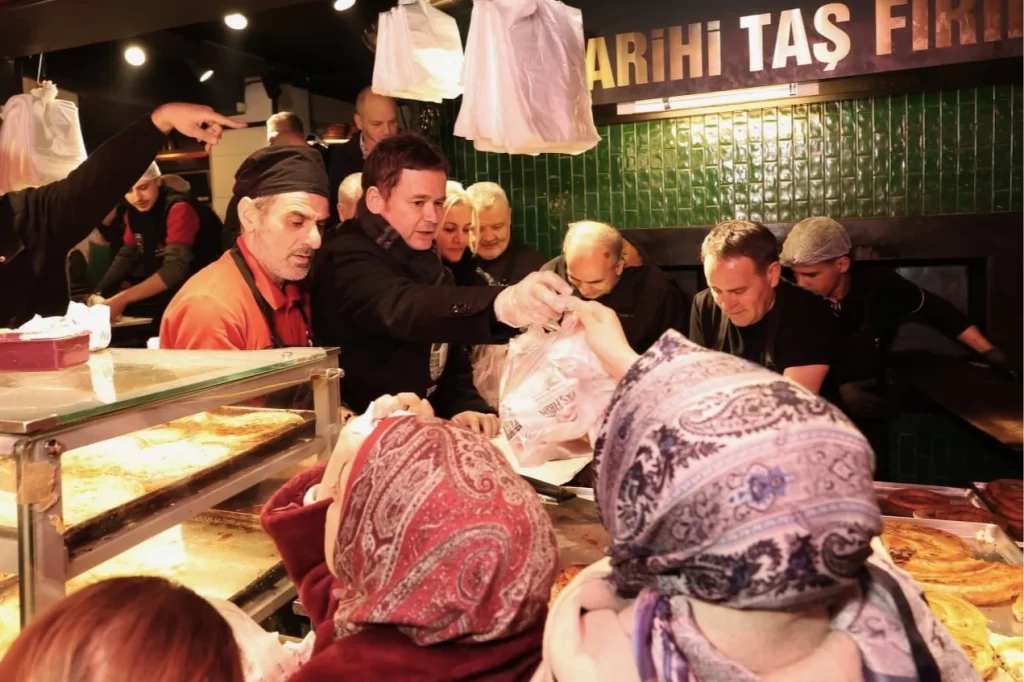 Bursa Osmangazi’de Başkan Aydın’dan Abdal Meydanı’nda sahur ikramı