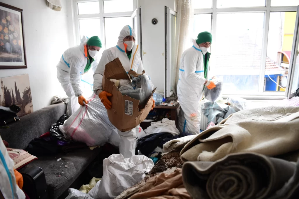 Bursa Osmangazi’den Kayıhan’daki çöp eve müdahale