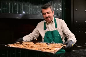 Bursa Yıldırım’da Başkan Yılmaz önce pişirdi, sonra ikram etti