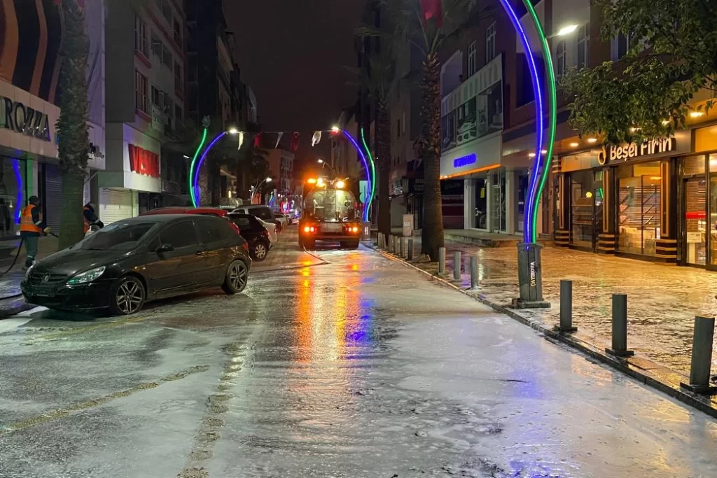 Çayırova’da caddelerde bayram temizliği