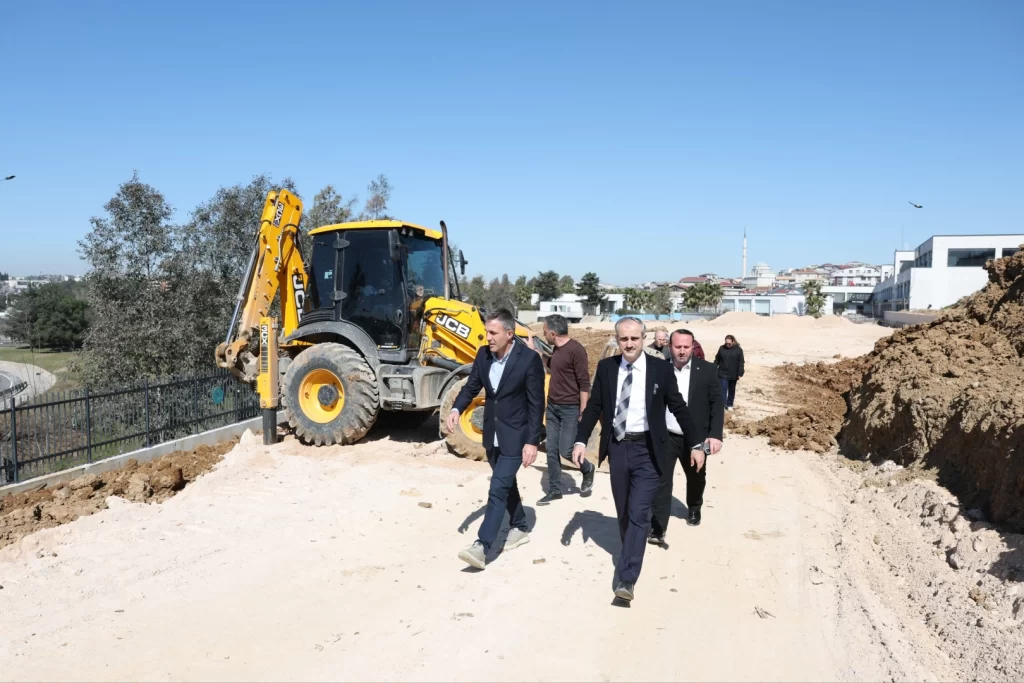Çayırova’da Kent Park ve Fatih Sultan Mehmet Parkı’ndaki revizyon çalışmalarına yakın mercek