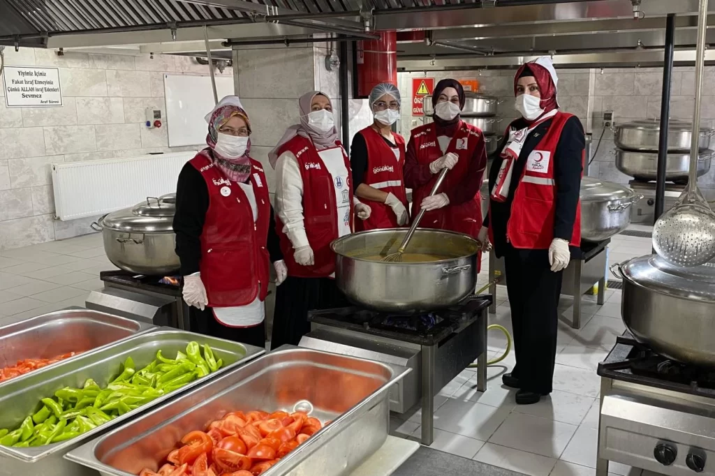 Erzurum’da üniversite öğrencilerine ‘anne eli’ iftar